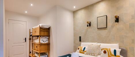 4 bedrooms, iron/ironing board, free WiFi, bed sheets