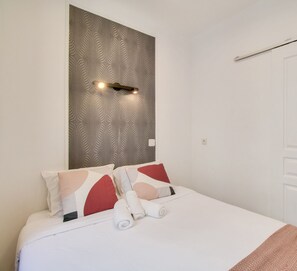 1 habitación, tabla de planchar con plancha, wifi gratis y ropa de cama 