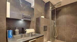 Douche, sĂšche-cheveux, serviettes fournies