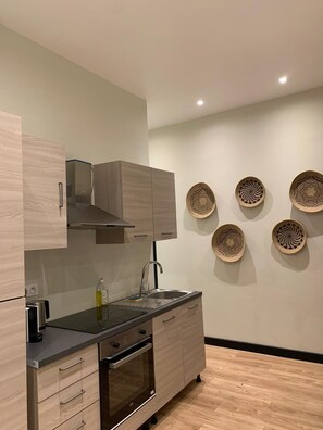 Fridge, microwave, coffee/tea maker, electric kettle