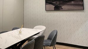 A conference room with a table, chairs, and a wall-mounted picture of a bridge. - Urban Flat 159 - Charming 3BDR Flat in Paris (París)