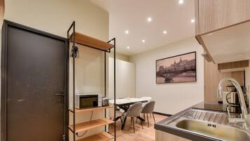 Een koelkast, een microgolfoven, een koffiezetapparaat/waterkoker