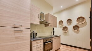 Réfrigérateur, four à micro-ondes, cafetière-théière