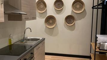 Réfrigérateur, micro-ondes, cafetière/bouilloire, bouilloire électrique