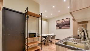 Fridge, microwave, coffee/tea maker, electric kettle - Urban Flat 159 - Charming 3BDR Flat in Paris (París)