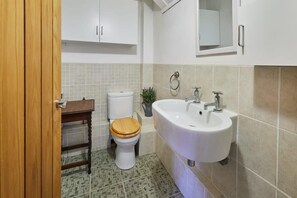 Bathtub, hair dryer, towels, shampoo