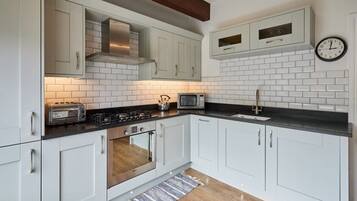 Kjøleskap, mikrobølgeovn, ovn og kokeplater