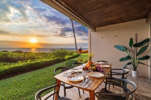 Outdoor dining - Keauhou Kona Surf & Racquet 1104: Ocean Views, Resort Amenities & Prime Location (Kailua Kona)