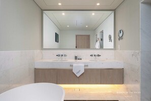 Departamento | Baño | Tina y regadera independientes, tina profunda, secadora de cabello