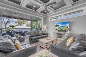 Smart TV, video games, ping pong, offices - Rolling Waves Haven | Concierge Services Available (Kingsland)