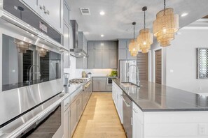 Fridge, microwave, oven, stovetop - Rolling Waves Haven | Concierge Services Available (Kingsland)