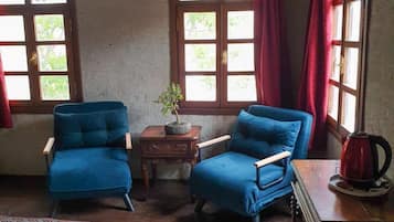 Deluxe-Suite | Wohnbereich | 32-Zoll-LCD-Fernseher mit Satellitenempfang