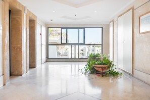 Apartamento City | 2 dormitorios, cortinas opacas, tabla de planchar con plancha