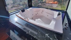 Nhà gỗ phong cách lãng mạn | Phòng tắm | Bồn tắm và buồng tắm vòi sen riêng, bồn tắm nước khoáng 