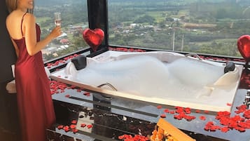 Chalet | Private spa tub