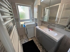 Douche, sèche-cheveux