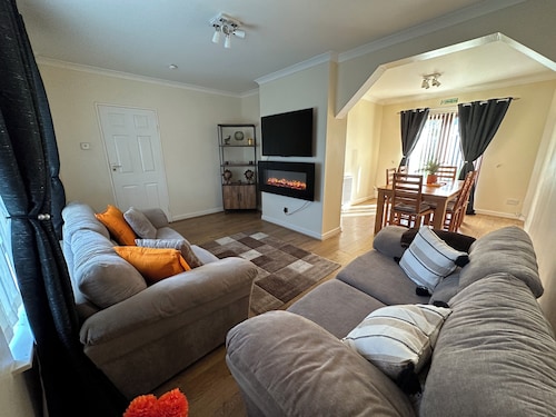 Stunning cozy three bedroom house near ARI