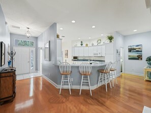 Fridge, microwave, oven, stovetop - GREAT LOCATION! 3/2 Designer in the Village of Caroline Close to Lake Sumter Lan (The Villages)