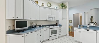 GREAT LOCATION! 3/2 Designer in the Village of Caroline Close to Lake Sumter Lan