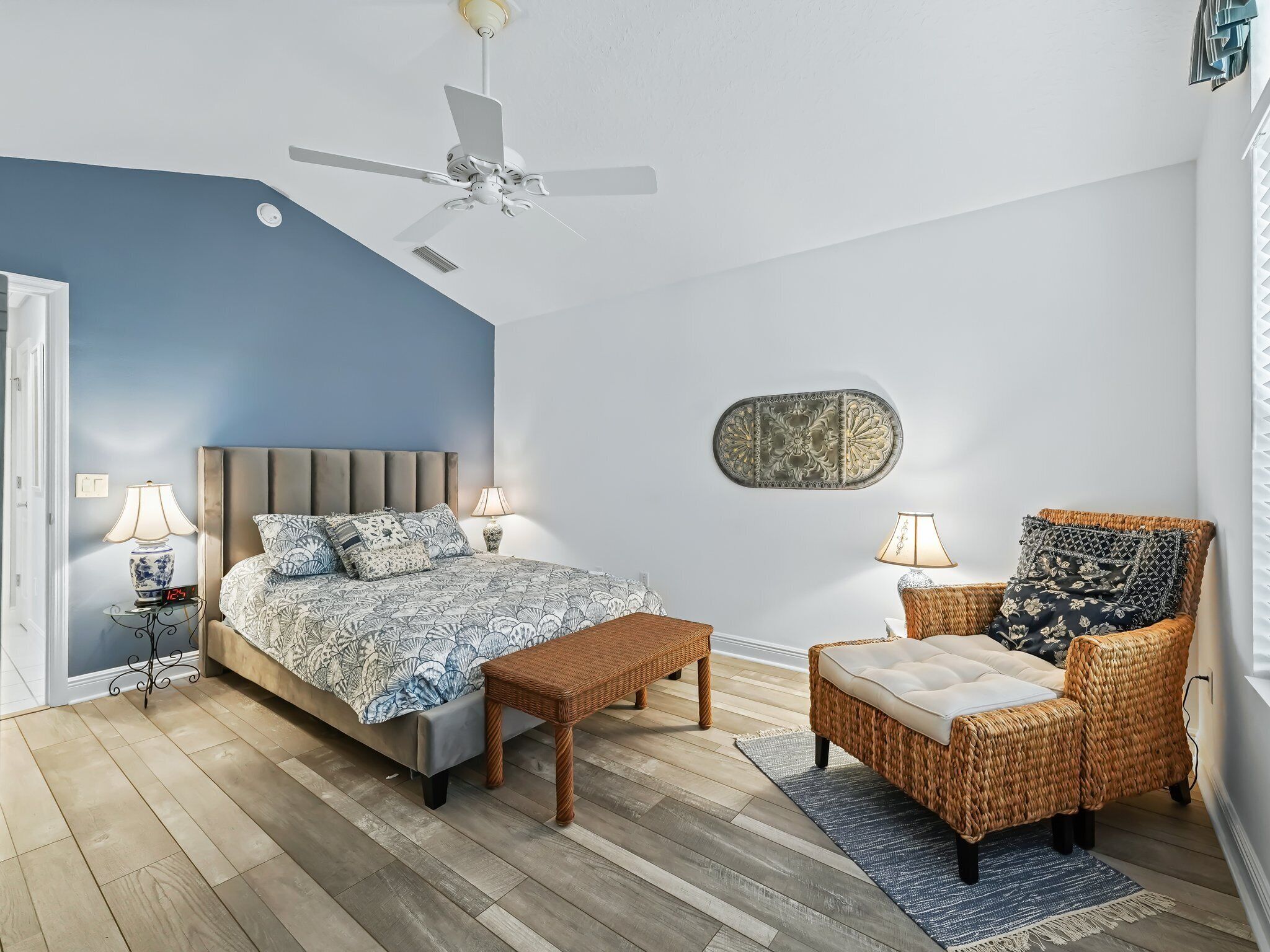 3 habitaciones, escritorio, tabla de planchar con plancha y internet 