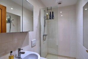 Shower, hair dryer, towels - Skylarks (Boscastle)