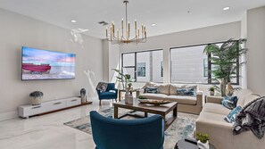 Casa adosada, 4 habitaciones | Zona de estar | Una Smart TV