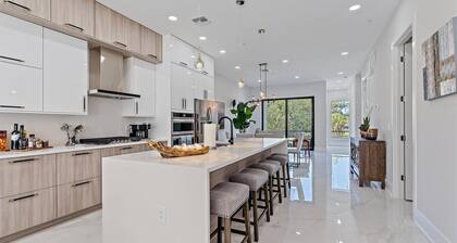 Uptown Luxury On Audubon 4 Bedroom Townhouse by RedAwning