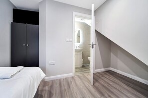 3 habitaciones, tabla de planchar con plancha, wifi y ropa de cama 