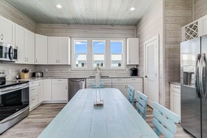 Casa, 3 habitaciones | Cocina privada | Refrigerador, horno, parrilla de estufa y cafetera y tetera 