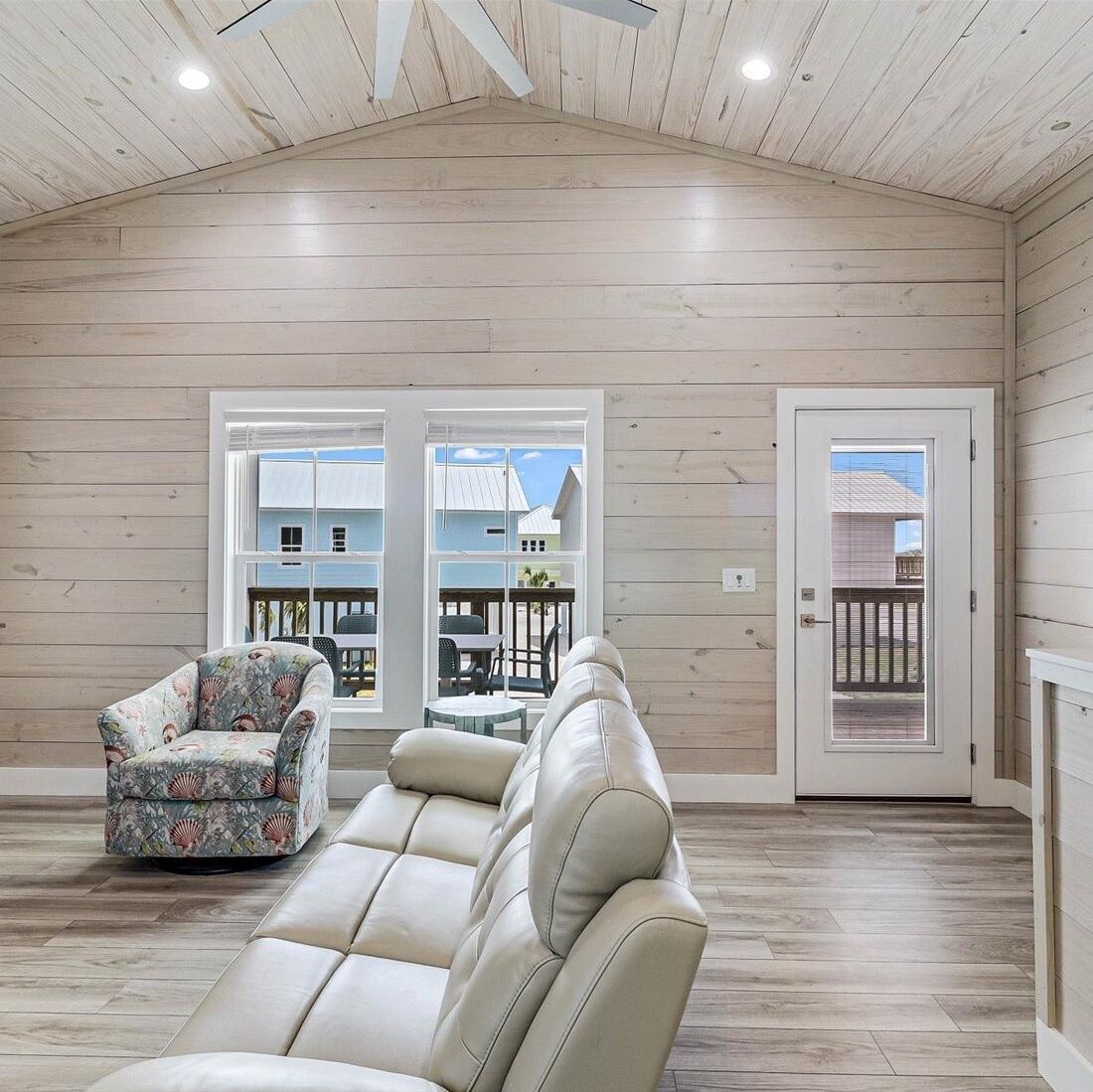 獨棟房屋, 4 間臥室 | 起居區 | 智慧型電視