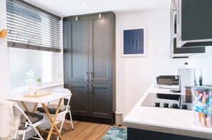 Studio | Private kitchen | Fridge, oven, stovetop, electric kettle - -dome View- Beautiful Studio in Central Brighton (Brighton)