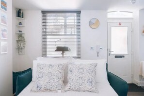 Studio | Salle de bain | Douche, serviettes fournies