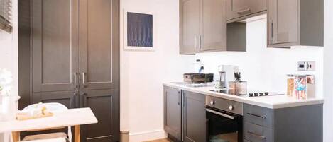 Studio | Private kitchen | Fridge, oven, stovetop, electric kettle