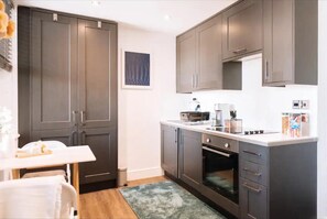 Estudio | Cocina privada | Refrigerador, horno, parrilla de estufa y tetera eléctrica 