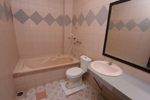 Bathroom - Collection O 92739 Hotel Pintu Besar Near Pancoran ChinaTown Point (Jakarta)