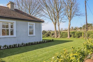 Exterior - An Teachain (Adamstown)
