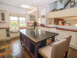 Lave-vaisselle, batterie de cuisine, vaisselle et ustensiles