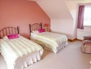 4 quartos, individualmente decorados, individualmente mobiliados