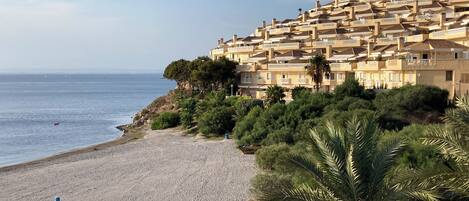 على الشاطئ، كراسي للتشمس