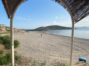 På stranden og solsenger