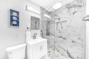 Shower, hair dryer, towels, soap - Victoria Park Gem! 1 Mile To Beach & Las Olas! (Fort Lauderdale)