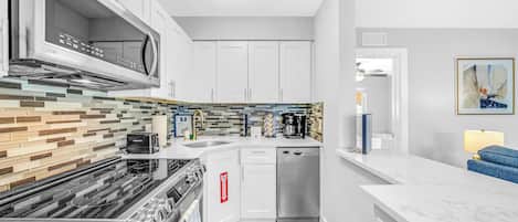 Refrigerador, microondas, horno y parrilla de estufa