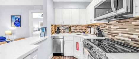 Réfrigérateur, micro-ondes, four, plaque de cuisson