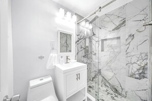 Shower, hair dryer, towels, soap - Victoria Park Paradise! 1 Mile To Beach+Las Olas! (Fort Lauderdale)