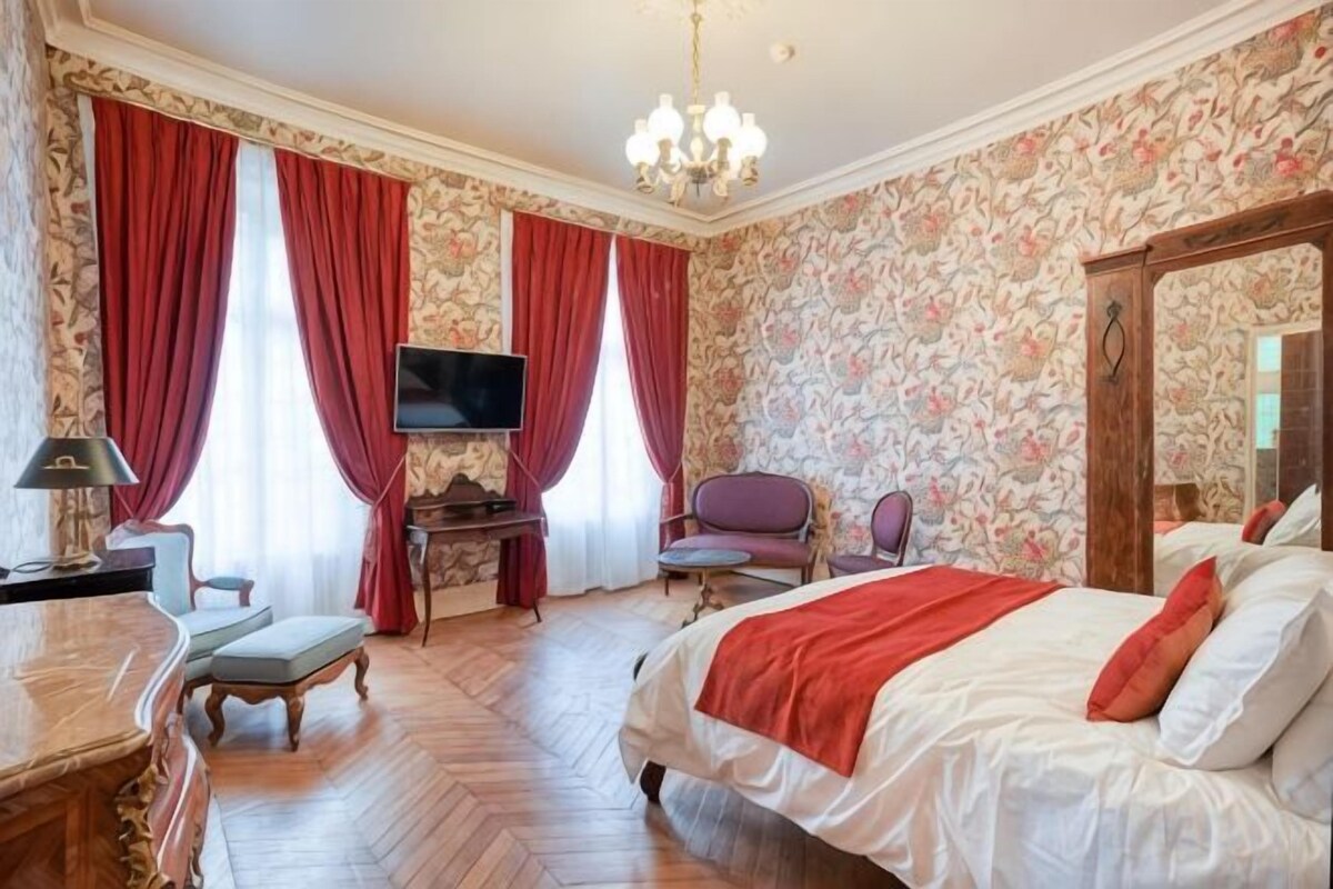 Tabla de planchar con plancha, wifi gratis y ropa de cama