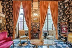 Lobby sitting area - Le Petit Château De Barbizon (Barbizon)