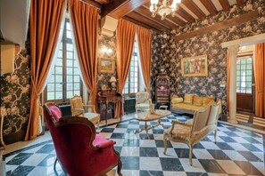 Lobby sitting area - Le Petit Château De Barbizon (Barbizon)