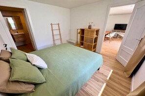2 chambres, bureau, fer et planche Ă repasser, lit parapluie