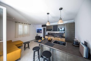 Apartment | Eigene Küche | Kühlschrank, Mikrowelle, Ofen, Herdplatte