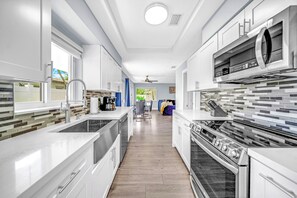 Réfrigérateur, four à micro-ondes, un four, surface de cuisson